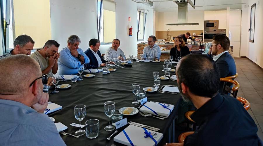 El almuerzo, conducido por la vicepresidenta de APPORTT, Rosa Oriol y contó con Saül Garreta como presidente del Port de Tarragona, junto con los representantes de empresas asociadas de varios sectores económicos.