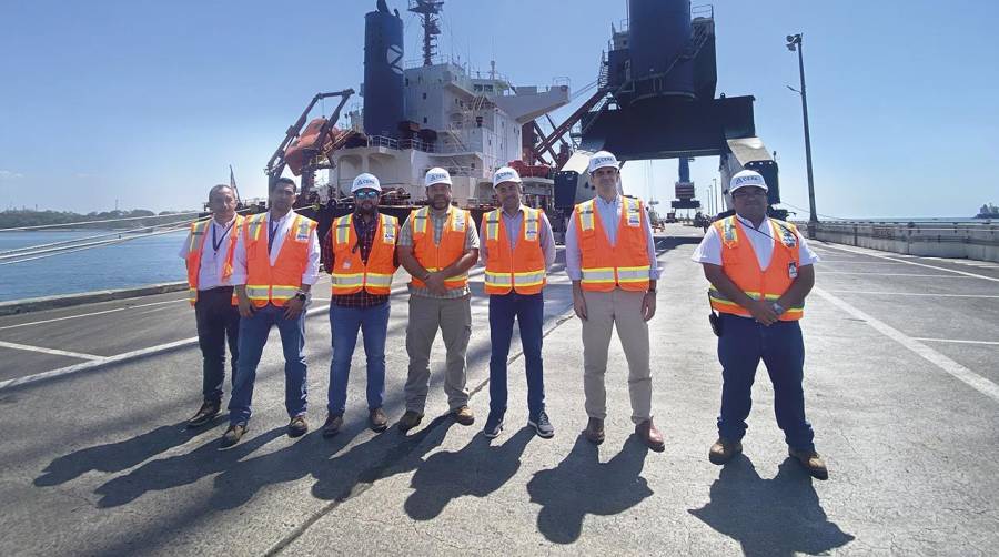 La delegación de la Fundación Valenciaport junto a representantes de la CEPA.