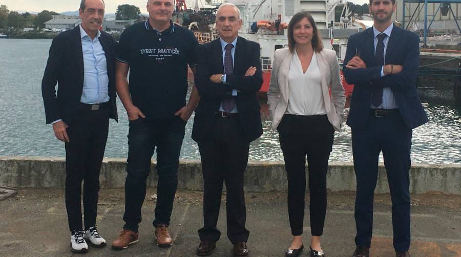 Desde la izquierda: Joxan Madinabeitia, responsable comercial del Puerto de Baiona para España; Olivier Fayola, director comercial del Puerto de Baiona; Javier López de Lacalle, director gerente del Foro Marítimo Vasco (FMV); Sarai Blanc, directora del FMV; Óscar Valdecantos, responsable de Innovación y Desarrollo Sostenible del FMV. Además, participaron también en el encuentro Ángel Santurtun, director de Gabinete del FMV, y Pascal Marty, director del Puerto de Baiona.