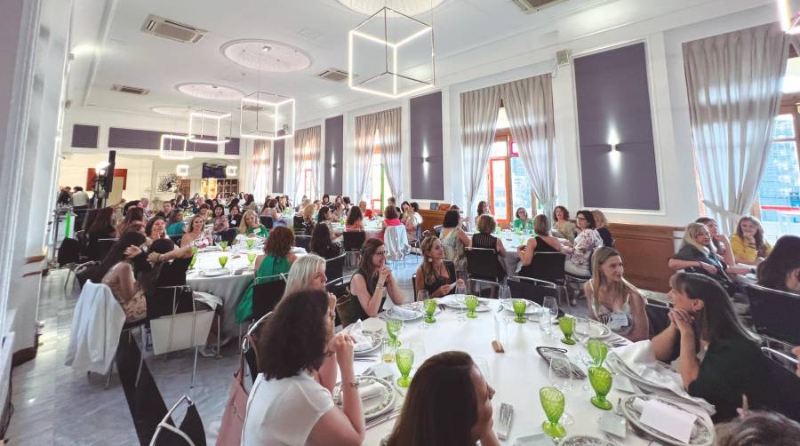 La cena de verano de EVAP reunió a más de un centenar de asociadas en el Ateneo Mercantil de Valencia.