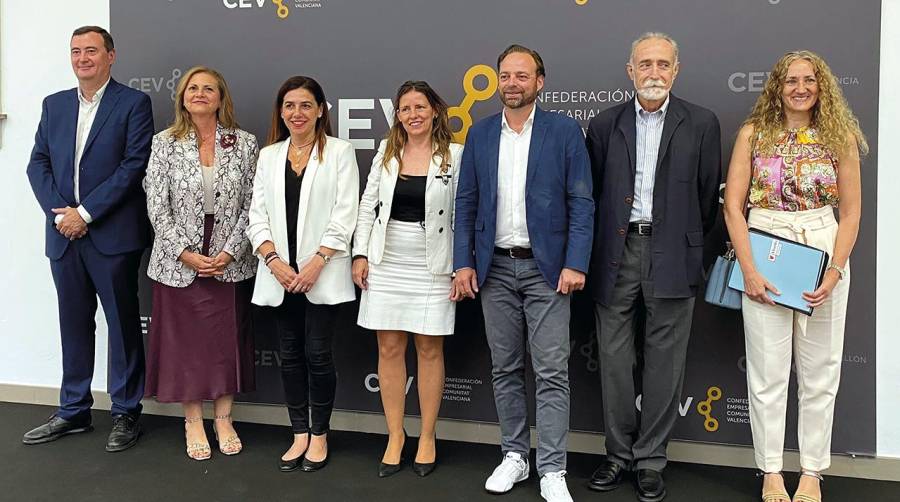 Eugenio Pellicer, director de la Escuela Técnica Superior de Ingeniería de Caminos, Canales y Puertos de la Universidad Politécnica de Valencia; Leonor Saiz, presidenta de la Comisión de Educación y Gestión del Conocimiento de la CEV; Esther Gómez, vicerrectora de Estudiantes y Emprendimiento de la UPV; Yolanda Atienzar, presidenta Comisión Transporte y Logística de la CEV; Alfredo Soler, vicepresidente de Propeller Valencia y CEO de Trans-Base Soler; Jaime Agramunt, consejero delegado de ADE Logística; y Rafaela Pizarro, directora de la Unidad de Negocios y Logística de Florida Universitaria.