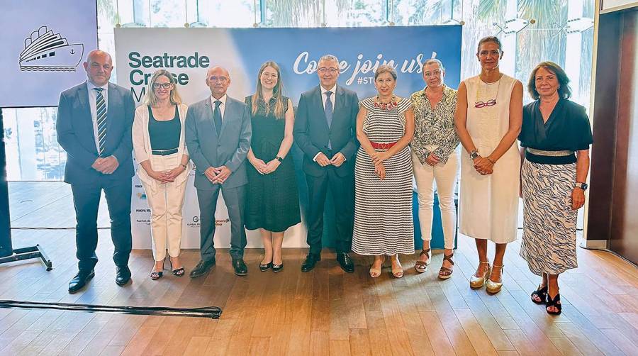 El presidente de la AP de Málaga, Carlos Rubio, y la directora de Marca Global de Seatrade, Chiara Giorgi, junto a representantes del Ayuntamiento, la Diputación y la Junta de Andalucía.