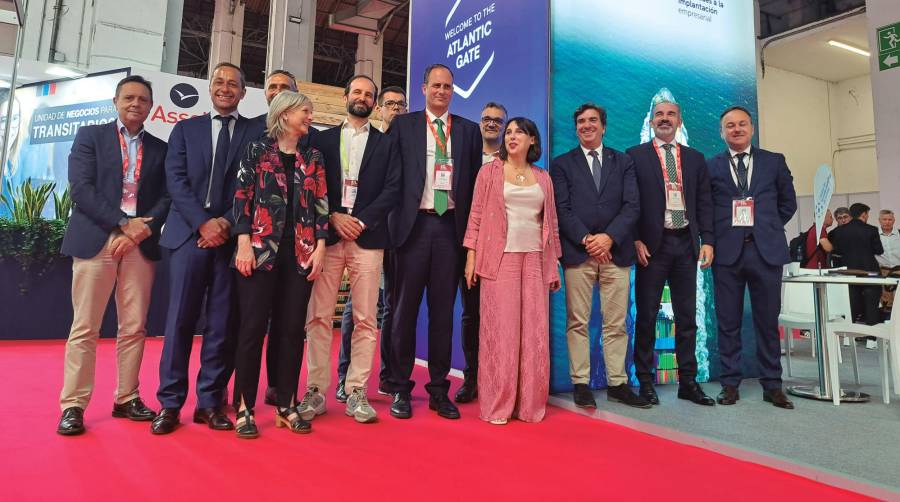 La conselleira de Economía e Industria de la Xunta de Galicia, María José Lorenzana (centro) con representantes del Igape, el Cluster de la Función Loxistica de Galicia, de los puertos y empresas de la comunidad autónoma de Galicia. Foto J.P.