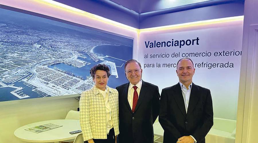 Mar Chao, presidenta de la Autoridad Portuaria de Valencia; José Luis Mompó, presidente de ASIMPORT y el representante del área comercial de la APV, Rafael Romero.