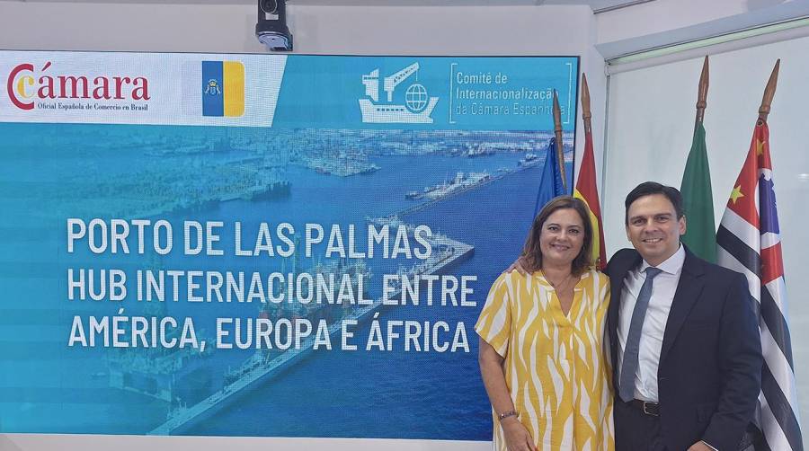 Beatriz Calzada, presidenta de la Autoridad Portuaria de Las Palmas con con el director ejecutivo de la Cámara de Comercio Española en Brasil, Alejandro Gómez.