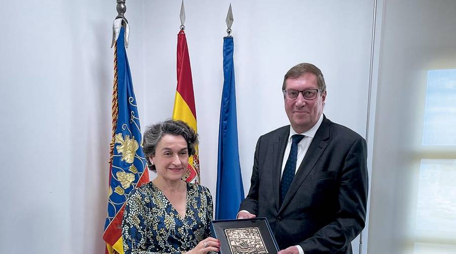 Mar Chao, presidenta de la Autoridad Portuaria de Valencia; y Andres Rundu, embajador de Estonia en España y Andorra.