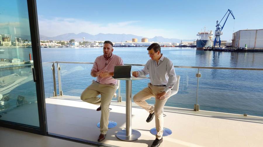 Rafa Simó, presidente de PortCastelló; y José María Gómez, director general de la APC, durante la comparecencia ante los medios de comunicación para hacer balance de la gestión de Simó al frente de la entidad durante los últimos dos años. Foto: Raúl Tárrega.