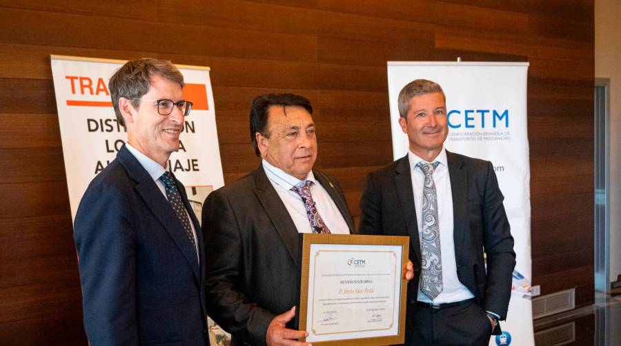 El presidente del Gobierno de La Rioja, Gonzalo Capellán (izquiErda), con Jesús Sáez y Javier Arnedo, presidente de CETM La Rioja.