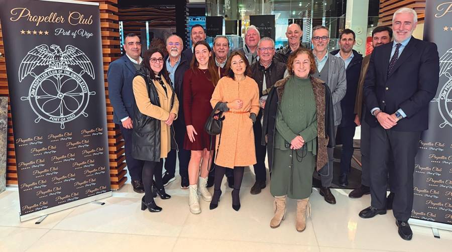 Integrantes de Propeller Vigo en su almuerzo de febrero, con su presidente Baltasar de Diego (centro), y Pablo González, vicepresidente (primero por la dcha.).