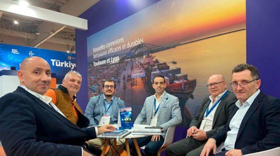 Desde la izquierda: Carles Mayol, responsable de la División de Contenedores del Puerto de Barcelona; Oliver Fayola, director comercial del Puerto de Baiona; Alberto Jiménez, del Departamento Comercial de Synergy; Pablo García, director general de Synergy; Enrique Rivas, director de EasyRail; Mikel Echegaray, gerente de Berango Logistics.