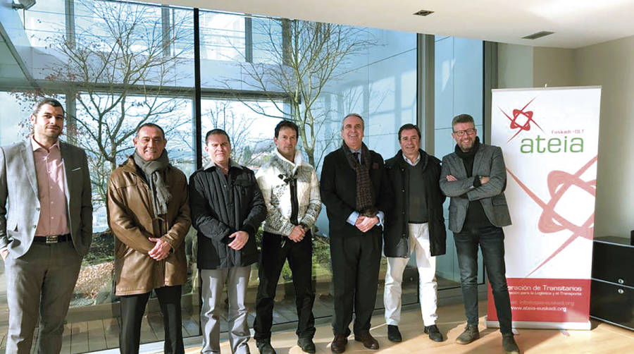 Asamblea General de ATEIA Euskadi OLT: Desde la izquierda: Jorge Rodr&iacute;guez, secretario t&eacute;cnico, Jos&eacute; Ram&oacute;n Lec&aacute;roz, vicepresidente; Aitor Artaza, presidente; &Iacute;&ntilde;igo Ustariz, vocal; V&iacute;ctor Mart&iacute;n, tesorero; Gonzalo Bernas, secretario; I&ntilde;aki Ugartemend&iacute;a, vocal.