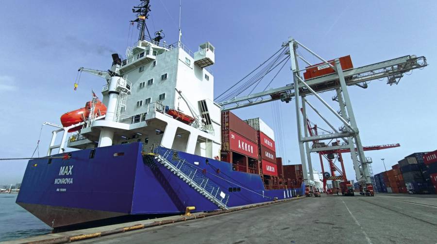 Buque “MV Max”, de Akkon Lines, atracado en Terminal Portnou del puerto de Barcelona. Foto A.Tejera.