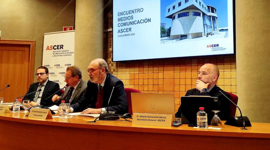 El encuentro ha contado con la presencia del presidente de ASCER, Vicente Nomdedeu; los vicepresidentes Ismael García Peris y Miguel Nicolás, y el secretario general, Alberto Echavarría.