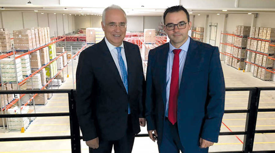 Jos&eacute; Ezquerro, gerente de Log&iacute;stica Ezquerro (derecha) y Jos&eacute; Ignacio Ceniceros, presidente del Gobierno de La Rioja, durante la inauguraci&oacute;n, hace unos meses, de las nuevas instalaciones de la compa&ntilde;&iacute;a en la localidad de Calahorra.