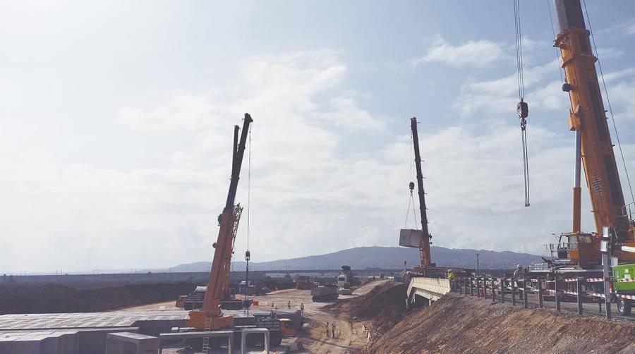 El Ministerio de Transportes trabaja para recuperar las infraestructuras dañadas por la DANA. En la imagen, un momento de la colocación de los marcos en la A-7.