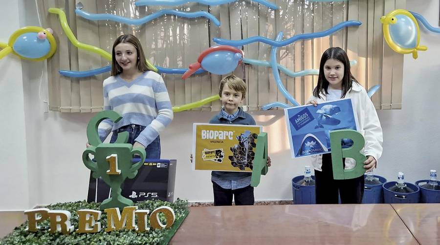 Alba Ramos, Ignacio Iborra y Carmen Pérez con los premios otorgados por el jurado.