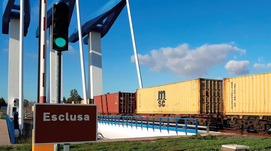 La nueva playa de vías permitirá ganar tiempo en los accesos y las salidas del ferrocarril del recinto portuario sevillano.