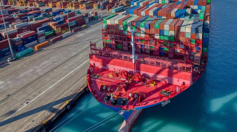 El “CSCL Pacific Ocean” en CSP Iberian Valencia en el Puerto de Valencia.