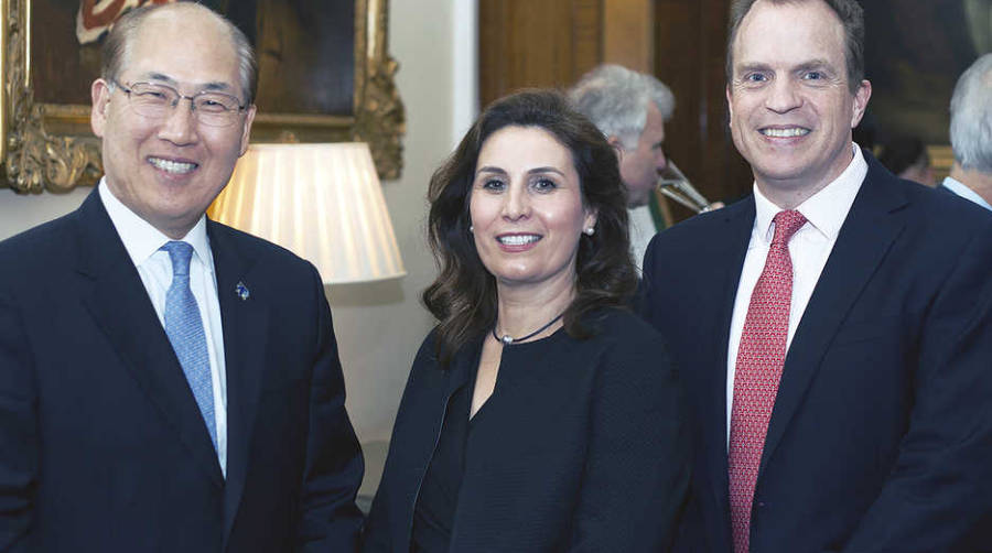 El secretario general de la International Maritime Organization (IMO) de Naciones Unidas, Kitack Lim, junto a la presidenta de la ISU, Charo Coll; y el vicepresidente de la ISU, Richard Janssen.