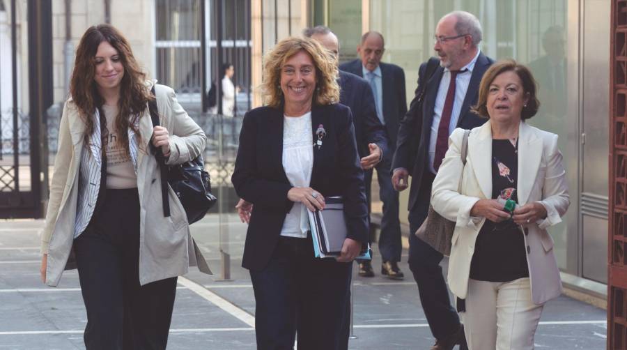 La consejera de Movilidad Sostenible del Gobierno Vasco, Susana García (centro), con Dolores de Juan, directora de Infraestructuras del Transporte (derecha), y Sara Barreal, directora de Planificación del Transporte.