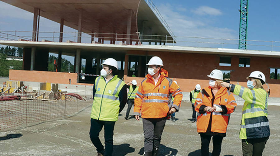 El diputado general, Markel Olano, y la diputada de Infraestructuras Viarias, Aintzane Oiarbide (ambos en el centro), en una visita a las obras de construcci&oacute;n del Centro Integral del Transporte CIT Astigarraga.