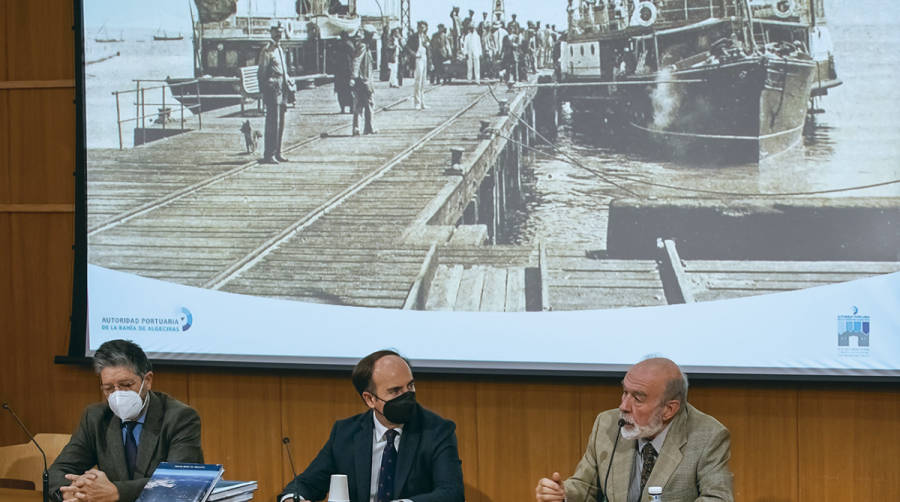 Joan Alemany (derecha), autor del libro, estuvo arropado por el presidente de la APBA, Gerardo Landaluce, y por su director general, Jos&eacute; Luis Hormaechea, en la imagen durante la presentaci&oacute;n de la obra realizada en el auditorio de la Autoridad Portuaria de Algeciras Mill&aacute;n Picazo.