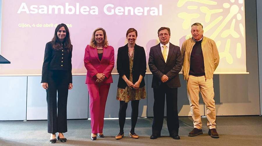 La secretaria general de Gasnam-Neutral Transport, Eugenia Sillero; la directora general de Energía y Minería del Gobierno del Principado de Asturias, María Belarmina Díaz; la presidenta de Gasnam-Neutral Transport, Silvia Sanjoaquín; el presidente de la Autoridad Portuaria de Gijón, Laureano Lourido; y el vicepresidente marítimo de la asociación, José Poblet.