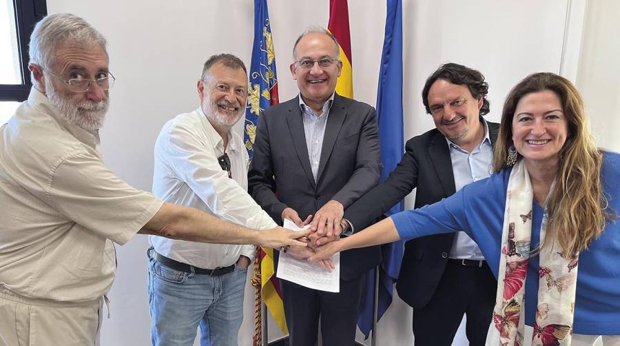 José Miguel Rivas, asesor técnico docente de la Dirección General de FP; Manuel Gomicia, director general de Formación Profesional de la Generalitat Valenciana; Joan Calabuig, presidente de la Autoridad Portuaria de Valencia, Antonio Torregrosa, director general de la Fundación Valenciaport y Ana Rumbeu, directora de Formación de la Fundación Valenciaport.