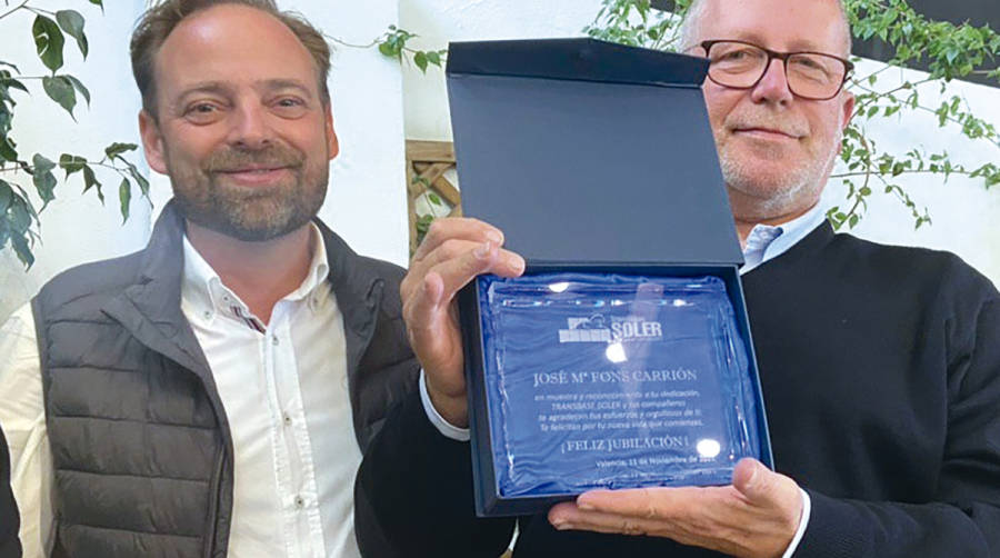 Alfredo Soler, CEO de TBS, entregando la placa conmemorativa por su jubilaci&oacute;n a Jos&eacute; Mar&iacute;a Fons.