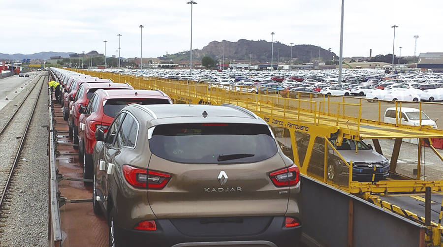 Veh&iacute;culos fabricados en la factor&iacute;a de Fasa-Renault en Valladolid transportes por ferrocarril al Puerto de Santander.