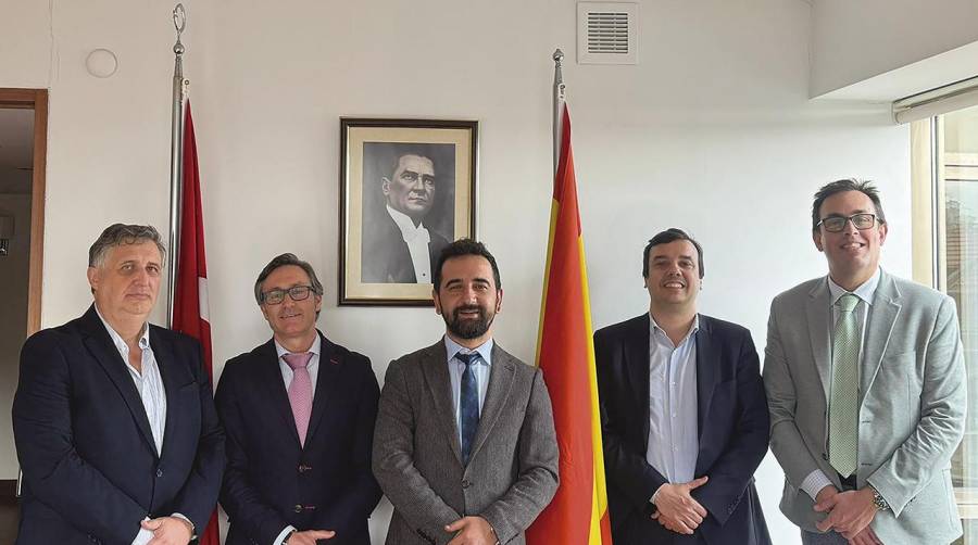 Vicente Balbín, director del Banco Sabadell en Estambul; David Llona, director Fi-nanciero de Grupo Raminatrans; Erhan Çelebi, Managing Partner de Raminatrans; Juan Antonio Viñuales, socio del despacho de abogados Martínez-Echevarría en Es-tambul y Jesús Remírez, máximo responsable para Grupo Raminatrans de Turquía.