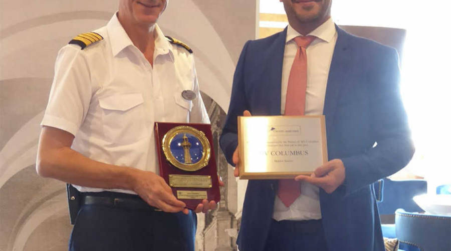 El capit&aacute;n del &quot;Columbus&quot;, Ilias Venetantis, junto al director comercial de Puertos de Tenerife, Airam D&iacute;az Pastor, en la entrega de metopas por la primera escala del crucero.