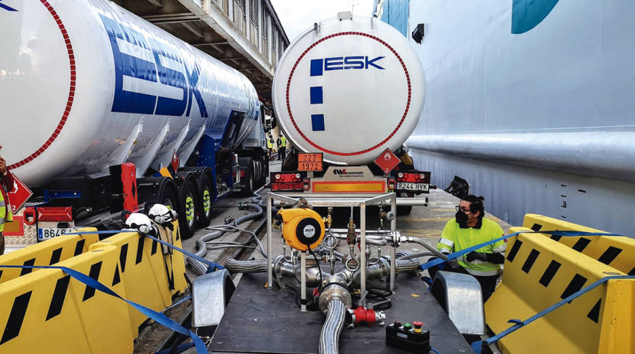 Bale&agrave;ria agiliza la carga de GNL en el Puerto de Almer&iacute;a con un &quot;bunkering multi truck&quot;