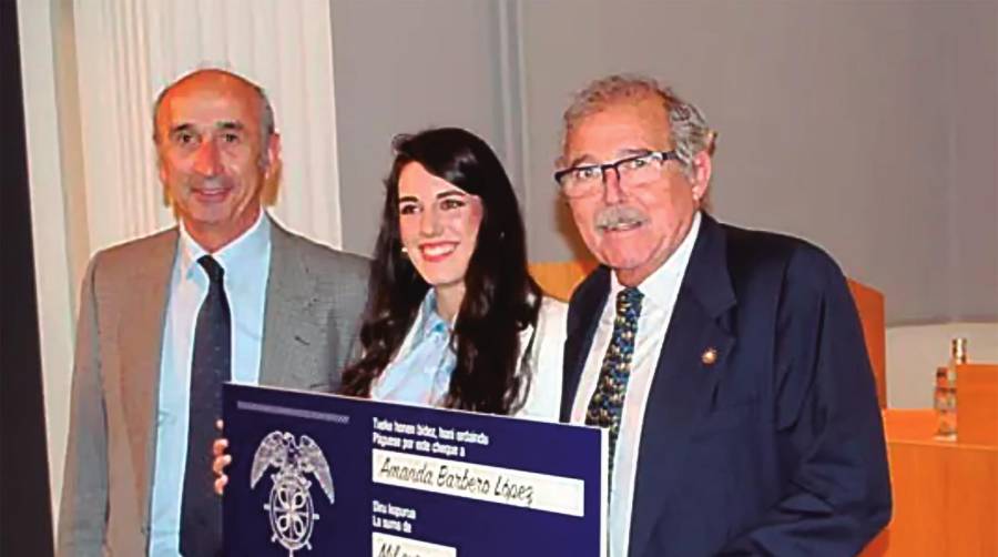 Amanda Barbero, con José Luis Grijalvo, presidente del Propeller Club del País Vasco-Port of Bilbao (derecha) y Juan Beitia, vicepresidente.