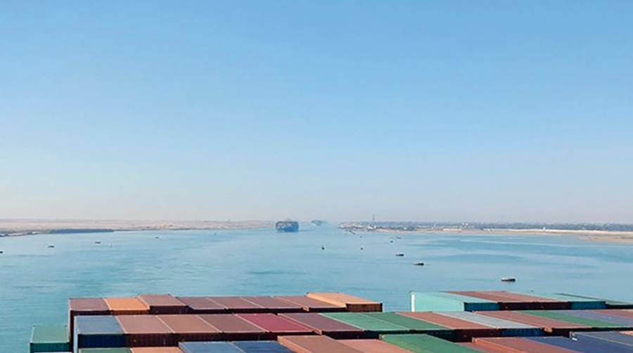 Un buque portacontenedores de Hapag Lloyd transita por el Canal Suez despu&eacute;s del reflotamiento del &ldquo;Ever Given&rdquo;.