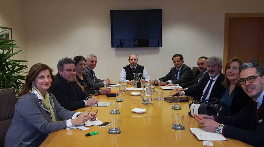 Un momento de la reuni&oacute;n entre los responsables de UNO y el consejero Pedro Roll&aacute;n.