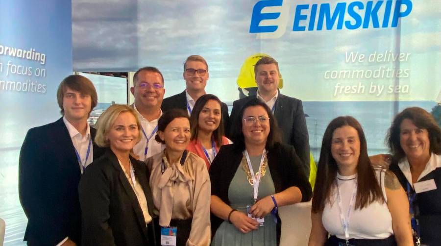 Eva Ortiz, Managing Director de Eimskip Logistics Spain (primera a la derecha), con el equipo de la empresa en su stand de Conxemar.