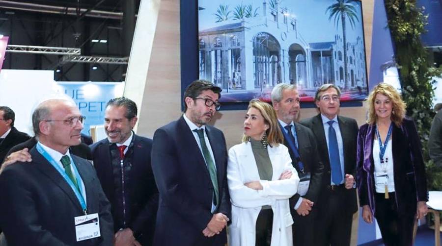 La ministra del MITMA, Raquel Sánchez, y el presidente de Puertos del Estado, Álvaro Rodríguez Dapena, en FITUR.