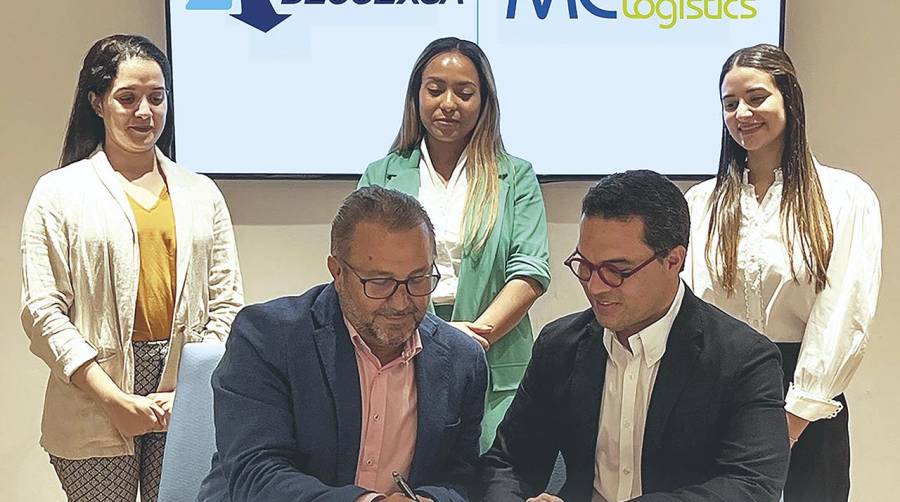 Un momento de la firma del acuerdo entre Decoexsa y MC Logistics.