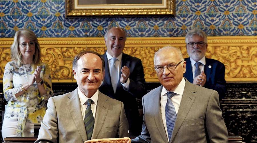 El presidente de la Autoridad Portuaria de la Bahía de Algeciras, Gerardo Landaluce, ha recibido el premio de manos del vicepresidente de AEPA, Antonio Gil.