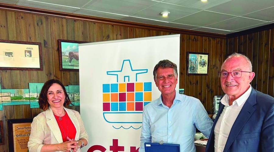 El encuentro concluyó con la tradicional entrega de una metopa por parte de Lydia Diaz, presidenta del Club del Transitario Marítimo, y Jaume Altisent, vocal y ex presidente del Club, al presidente del Círculo de Economía, Jaume Guardiola.