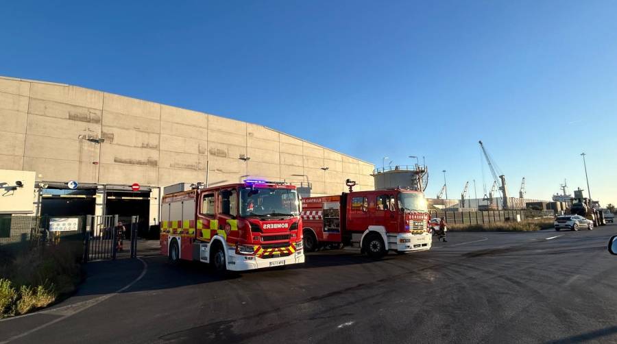 Controlado el incendio en una nave de almacenamiento de PortCastelló