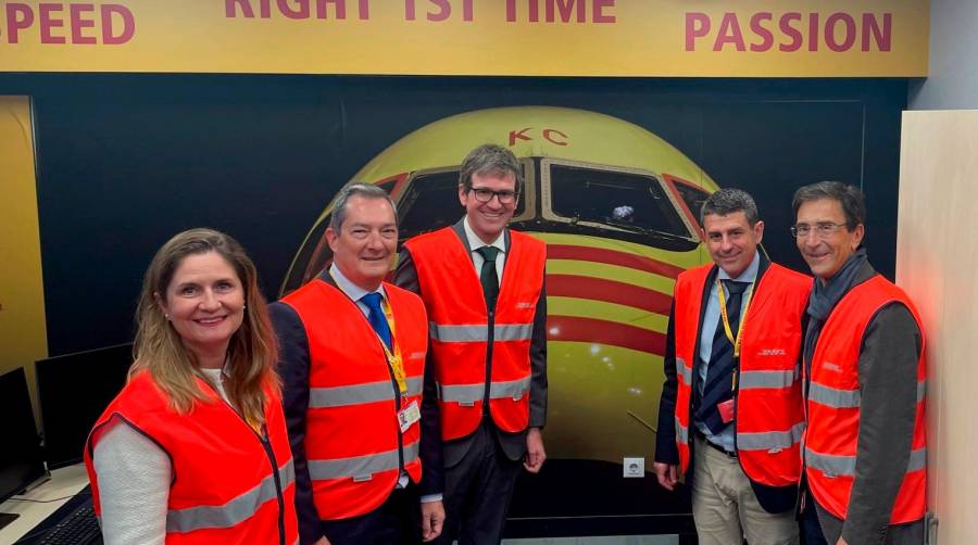 El alcalde de Vitoria-Gasteiz, Gorka Urtaran (en el centro) ha sido recibido por Miguel Borrás, director general de DHL Express España, y por Jesús Sánchez, director de DHL Aviación.