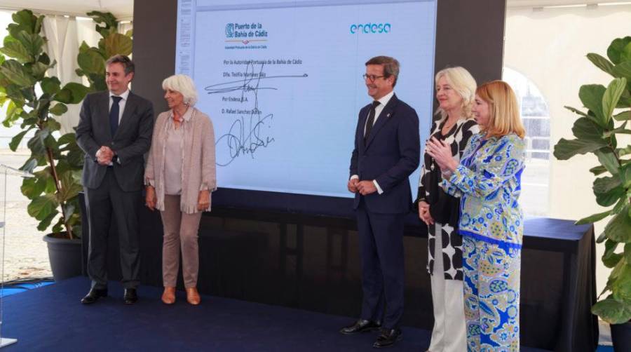 La presidenta de la Autoridad Portuaria Bahía de Cádiz, Teófila Martínez, y el director general de Endesa en Andalucía, Extremadura, Ceuta y Melilla, Rafael Sánchez Durán, han suscrito un protocolo de colaboración, ante la presencia del consejero de Política Industrial y Energía, Jorge Paradela, la delegada territorial de Política Industrial y Energía, Inmaculada Olivero, y la delegada del Gobierno de la Junta en Cádiz, Mercedes Colombo.