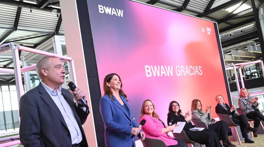 Pere Navarro, delegado especial del Estado en el CZFB; y Blanca Sorigué, directora general del CZFB, en el acto de clausura de la 4a edición de BWAW