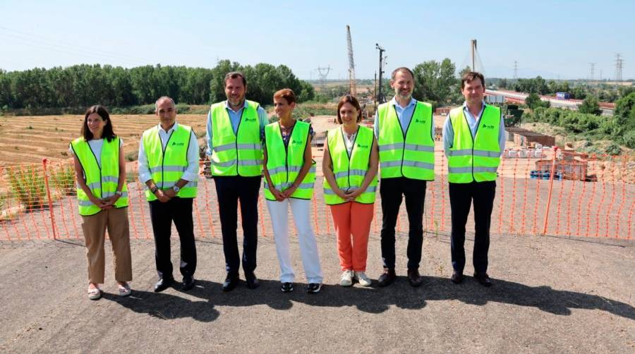 El ministro de Transportes y Movilidad Sostenible, Óscar Puente, se ha reunido este jueves con la presidenta de Navarra, María Chivite.