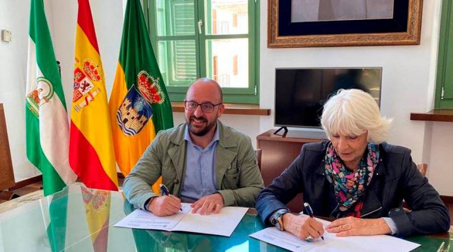 Momento de la firma del protocolo de actuación entre la presidenta de la APBC, Teófila Martínez, y el alcalde de El Puerto, Germán Beardo.