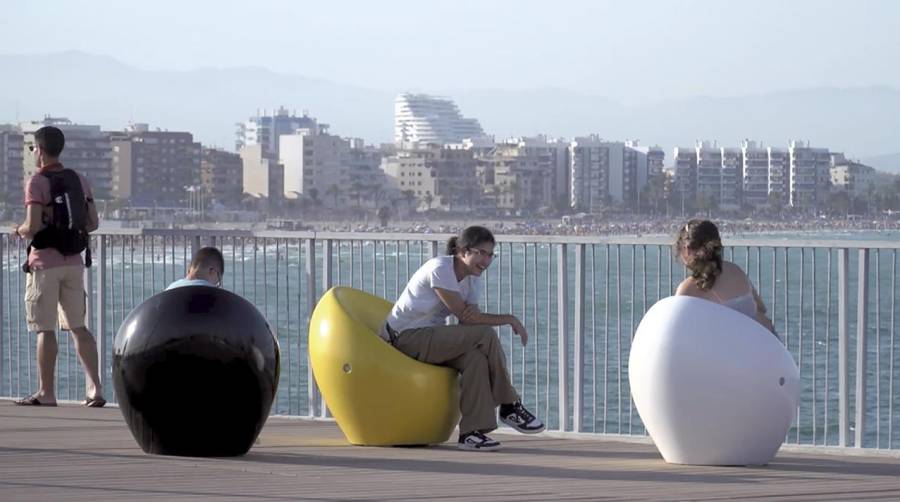 El paseo cuenta con vistas panorámicas a las playas saguntinas y áreas de descanso equipadas con bancos.