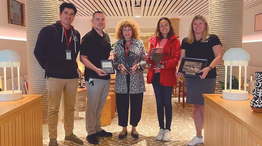 En el acto de intercambio de metopas, habitual cuando un buque escala por primera vez en un puerto, participaron: Krzysztof Marek Majdzinski, capitán del “Resilient Lady”; Francesca Antonelli, jefa de Cruceros y Marketing de la Autoridad Portuaria de Valencia; Jordi Guillem, Port Services Director de Global Ports; Silvia Benito, Valencia Cruise Operations de Global Ports; y una tripulante del buque.