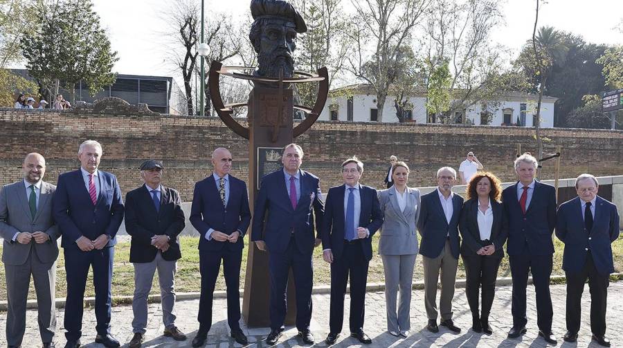 El monumento, obra de Paco Parra, recuerda la Sevilla marinera y lo que significó la culminación de la Primera Vuelta al Mundo para la historia de la humanidad.